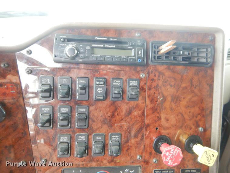 image for item EO9649 2006 International 9400i semi truck