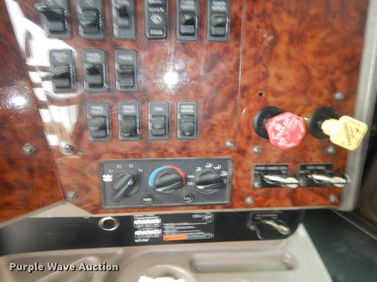 image for item EO9649 2006 International 9400i semi truck