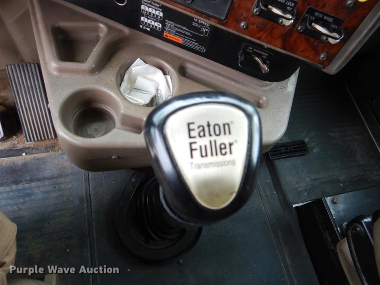 image for item EO9649 2006 International 9400i semi truck