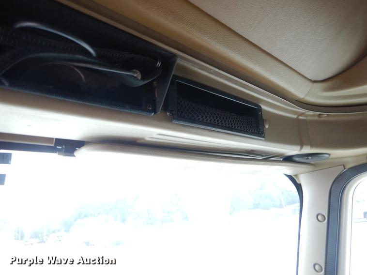 image for item EO9649 2006 International 9400i semi truck