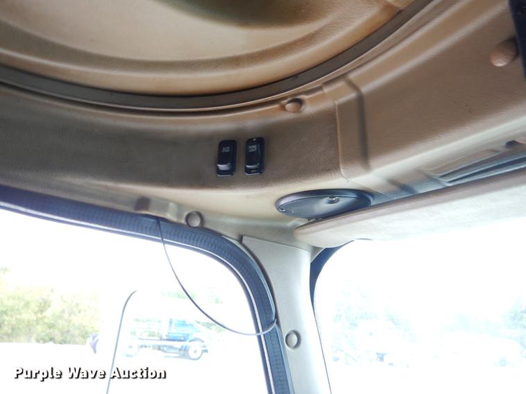 image for item EO9649 2006 International 9400i semi truck