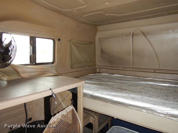 image for item EO9649 2006 International 9400i semi truck