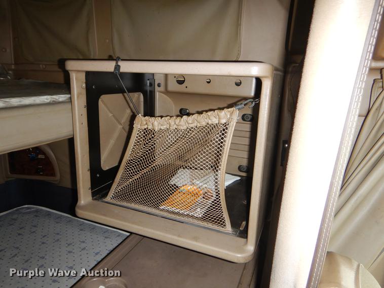 image for item EO9649 2006 International 9400i semi truck