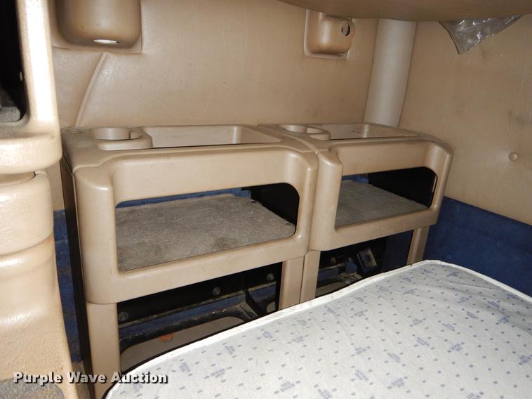 image for item EO9649 2006 International 9400i semi truck