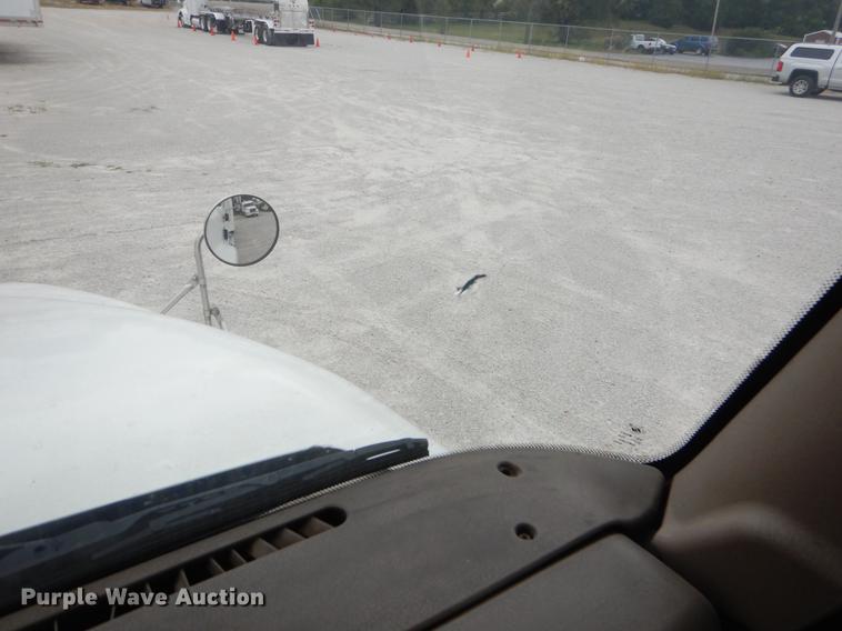 image for item EO9649 2006 International 9400i semi truck