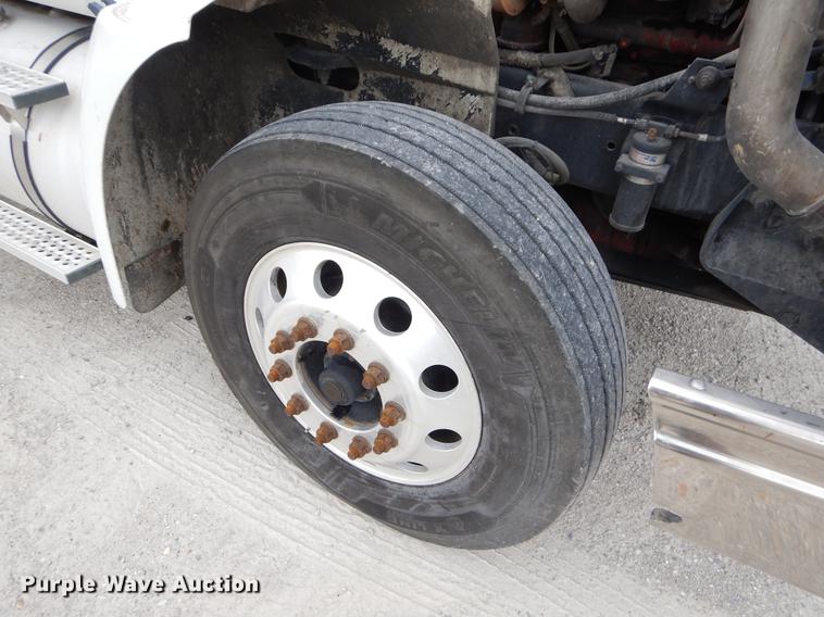 image for item EO9649 2006 International 9400i semi truck