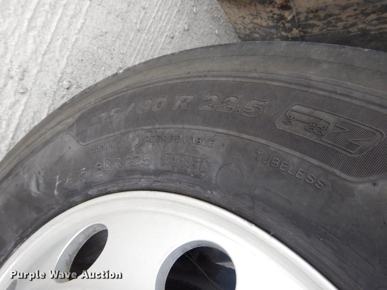 image for item EO9649 2006 International 9400i semi truck