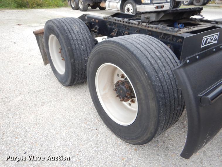 image for item EO9649 2006 International 9400i semi truck