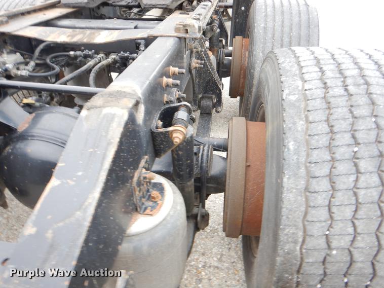 image for item EO9649 2006 International 9400i semi truck