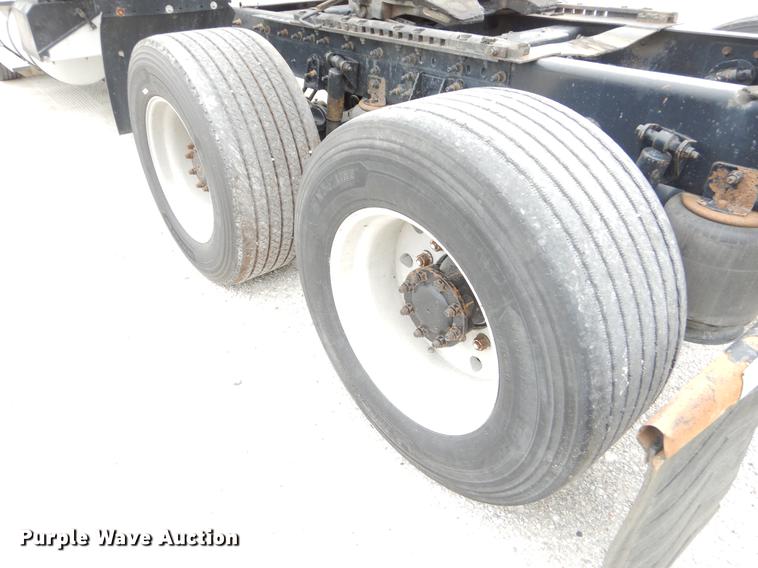 image for item EO9649 2006 International 9400i semi truck