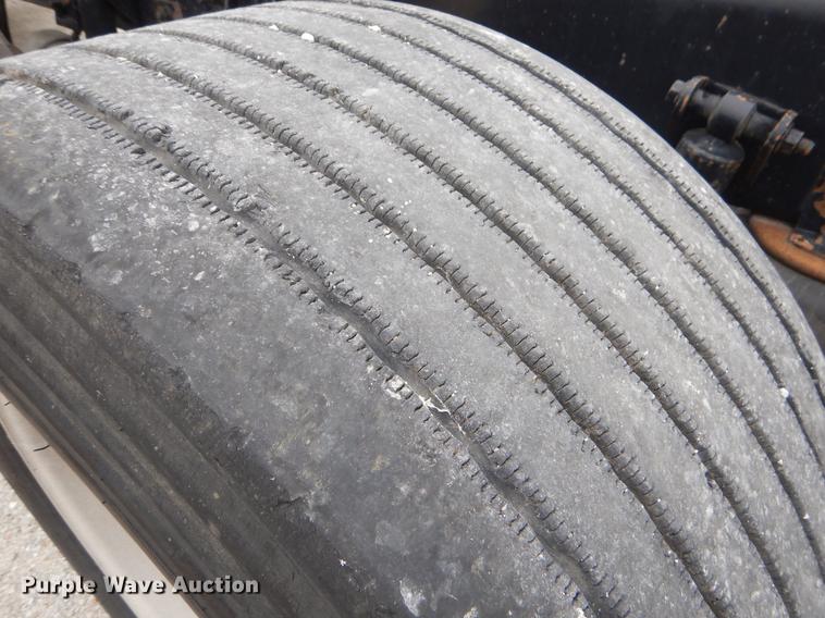 image for item EO9649 2006 International 9400i semi truck