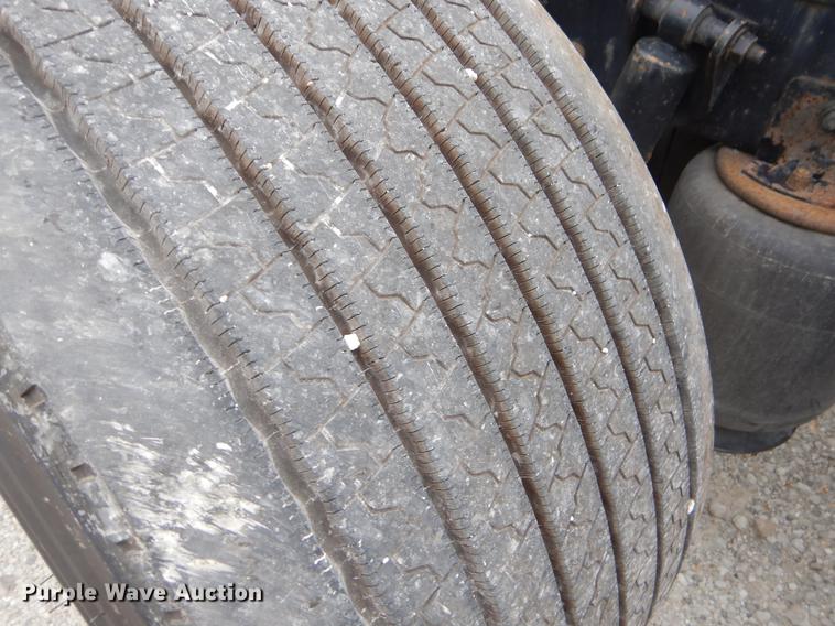 image for item EO9649 2006 International 9400i semi truck