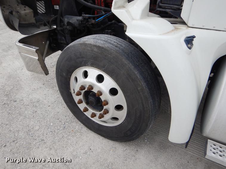 image for item EO9649 2006 International 9400i semi truck