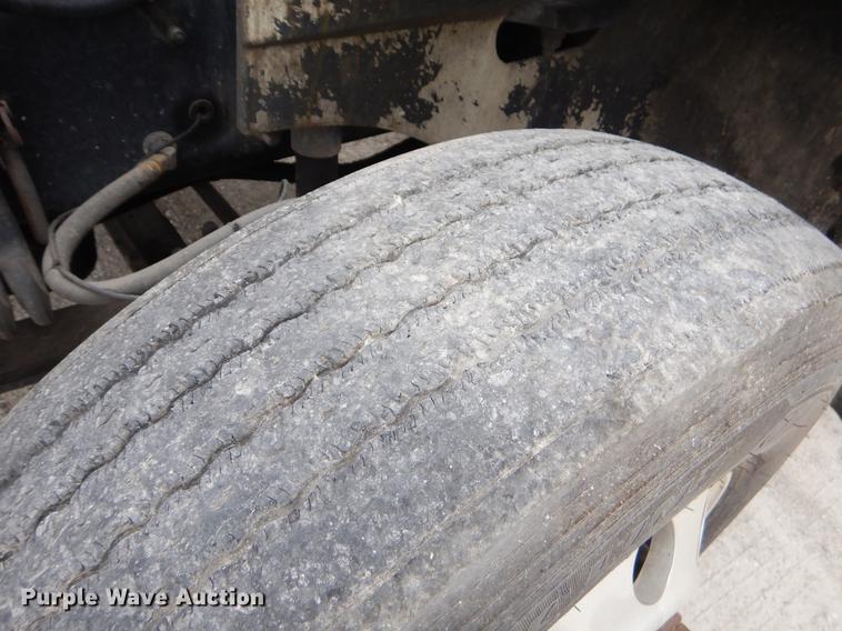 image for item EO9649 2006 International 9400i semi truck