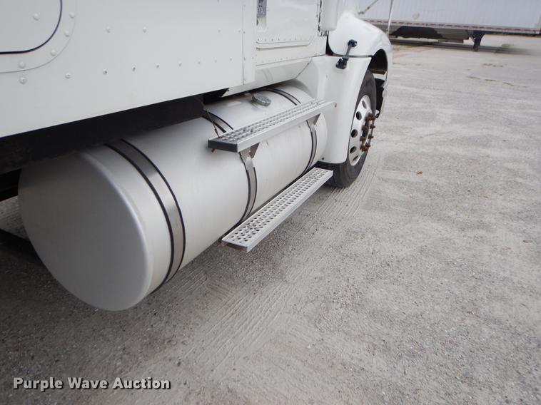 image for item EO9649 2006 International 9400i semi truck