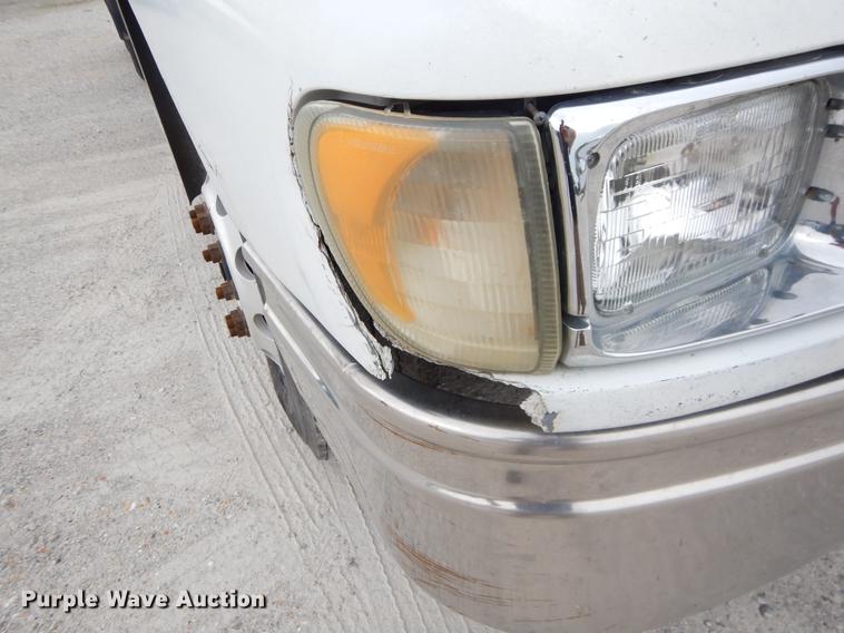 image for item EO9649 2006 International 9400i semi truck