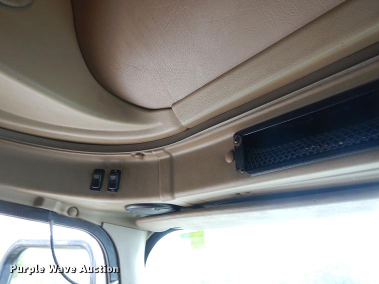 image for item EO9650 2007 International 9400i semi truck