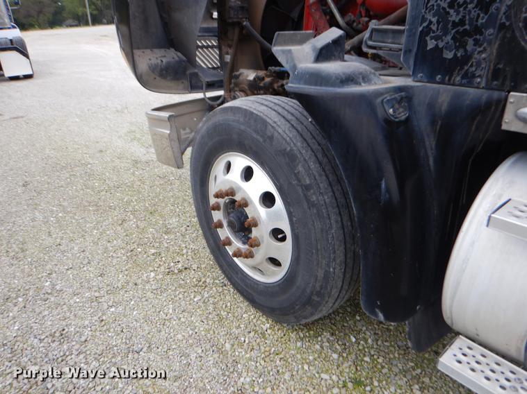 image for item EO9650 2007 International 9400i semi truck