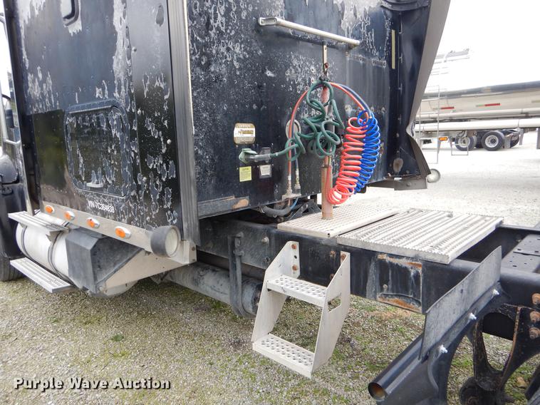 image for item EO9650 2007 International 9400i semi truck