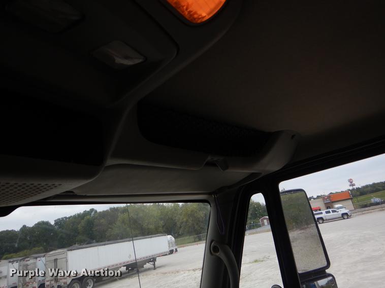 image for item EO9651 2010 International TranStar 8500 semi truck