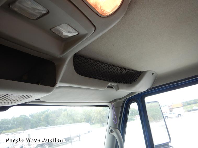 image for item EO9651 2010 International TranStar 8500 semi truck