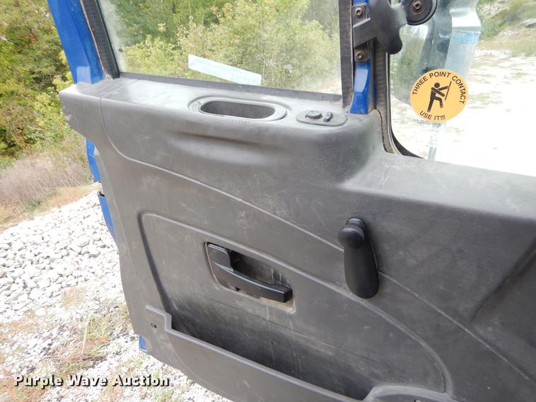 image for item EO9651 2010 International TranStar 8500 semi truck