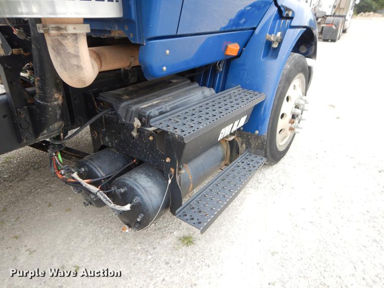 image for item EO9651 2010 International TranStar 8500 semi truck