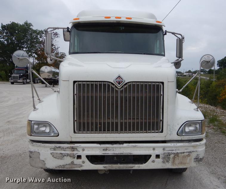 image for item EO9652 2007 International 9400i semi truck