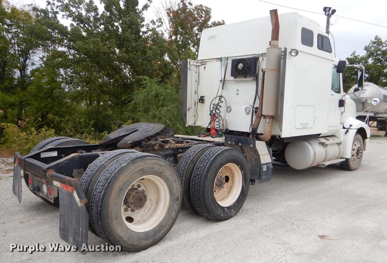 image for item EO9652 2007 International 9400i semi truck
