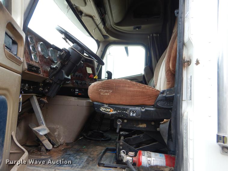 image for item EO9652 2007 International 9400i semi truck