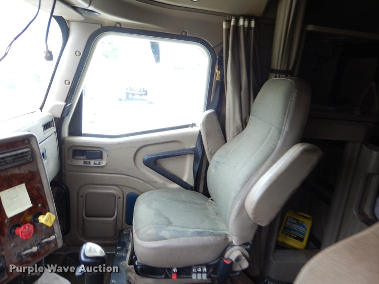 image for item EO9652 2007 International 9400i semi truck