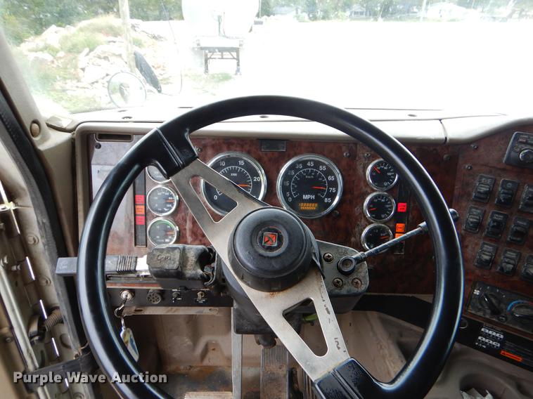 image for item EO9652 2007 International 9400i semi truck