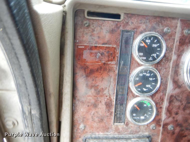 image for item EO9652 2007 International 9400i semi truck