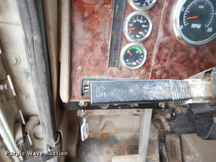 image for item EO9652 2007 International 9400i semi truck