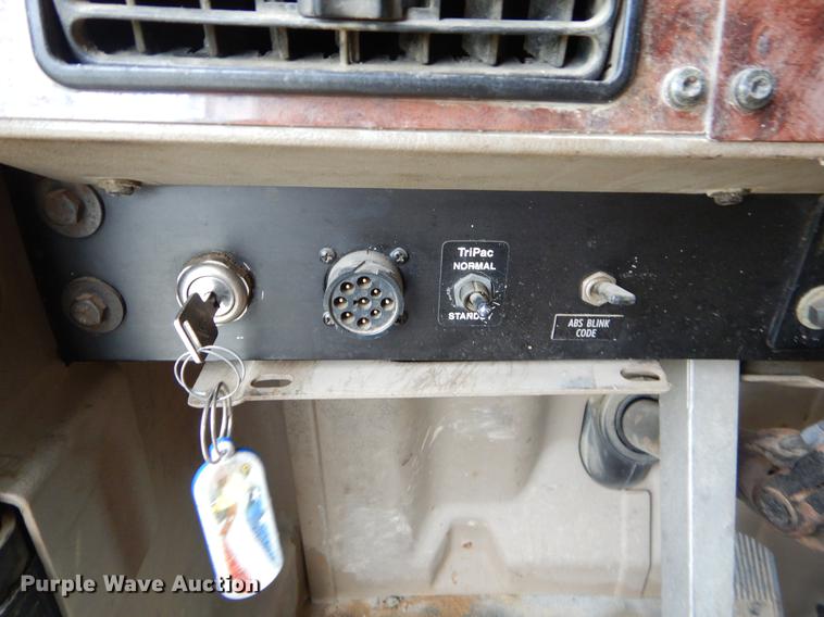 image for item EO9652 2007 International 9400i semi truck