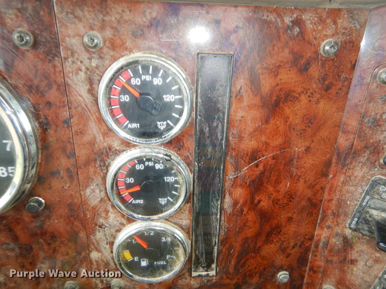 image for item EO9652 2007 International 9400i semi truck