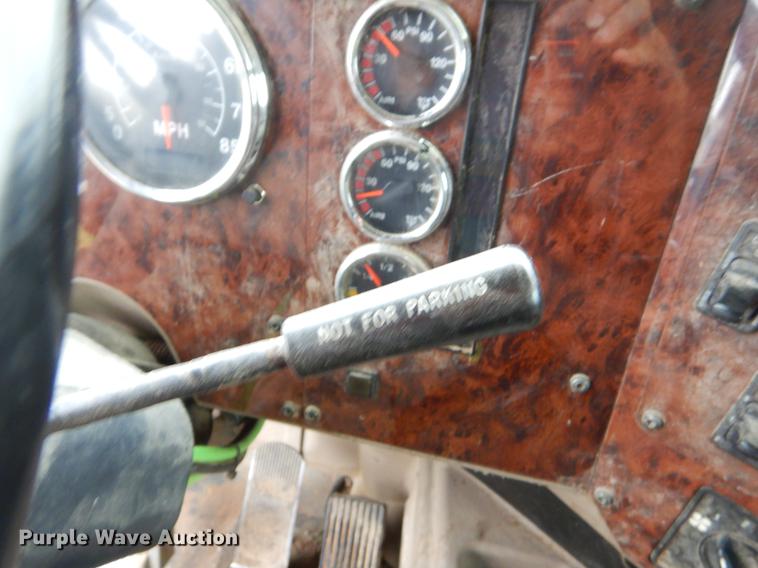 image for item EO9652 2007 International 9400i semi truck