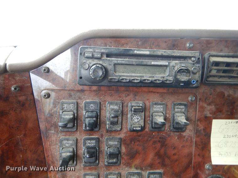 image for item EO9652 2007 International 9400i semi truck