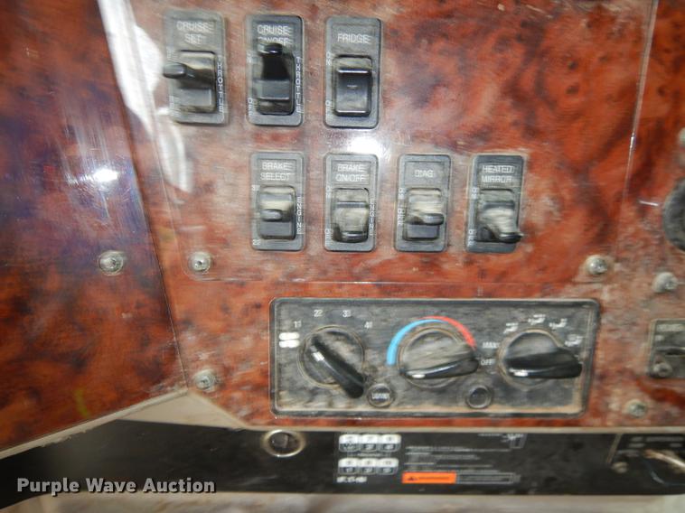 image for item EO9652 2007 International 9400i semi truck