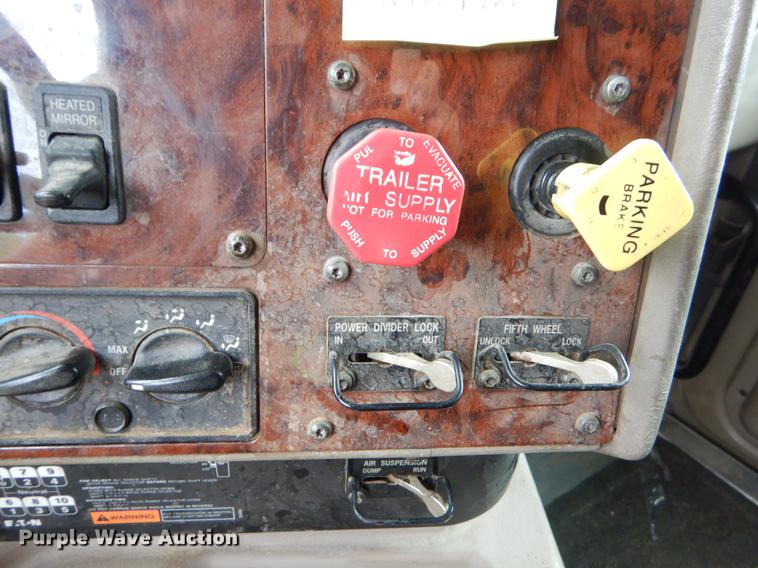 image for item EO9652 2007 International 9400i semi truck