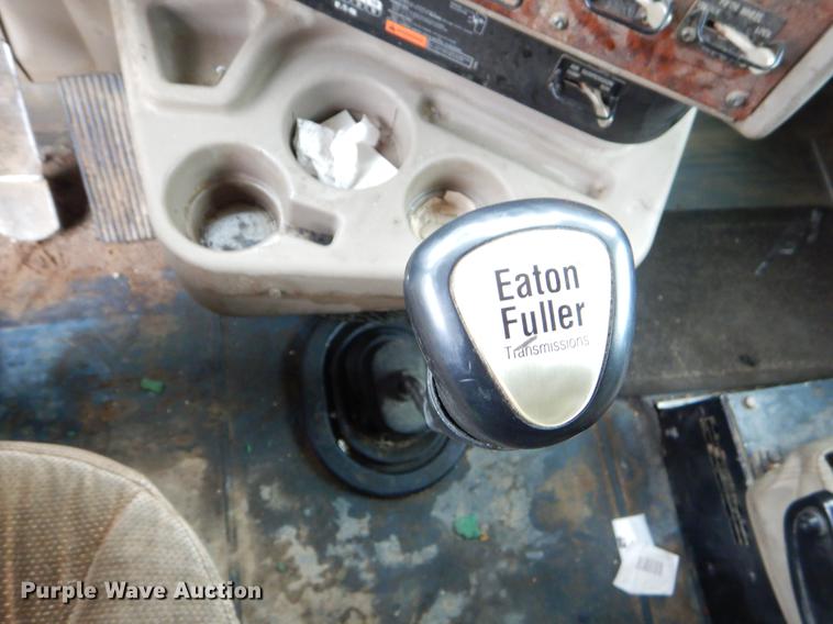 image for item EO9652 2007 International 9400i semi truck