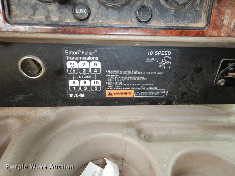 image for item EO9652 2007 International 9400i semi truck