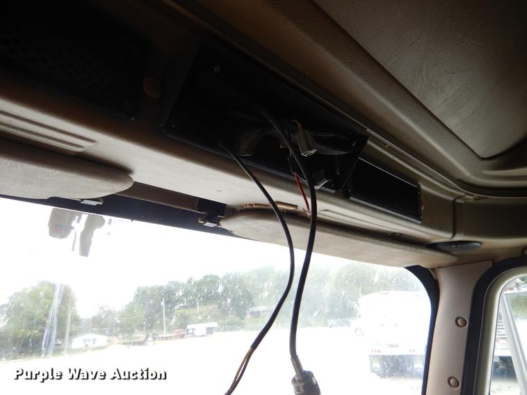 image for item EO9652 2007 International 9400i semi truck