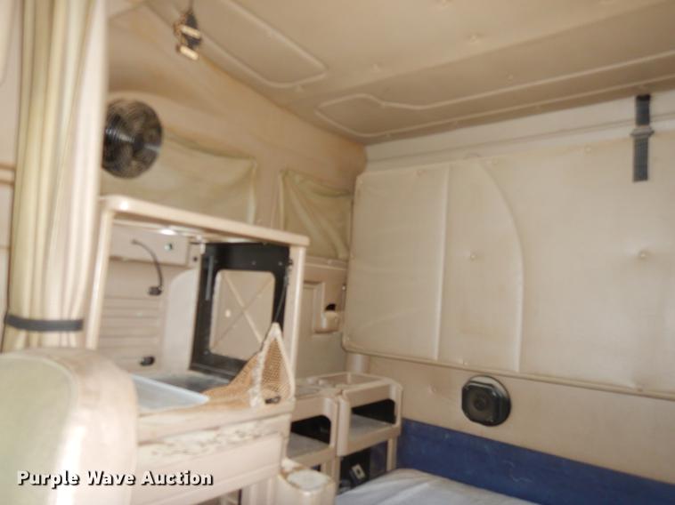 image for item EO9652 2007 International 9400i semi truck