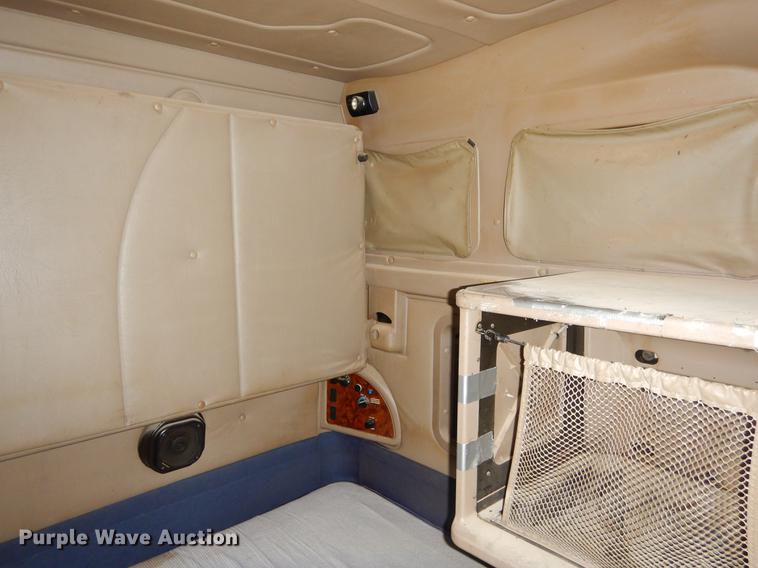 image for item EO9652 2007 International 9400i semi truck