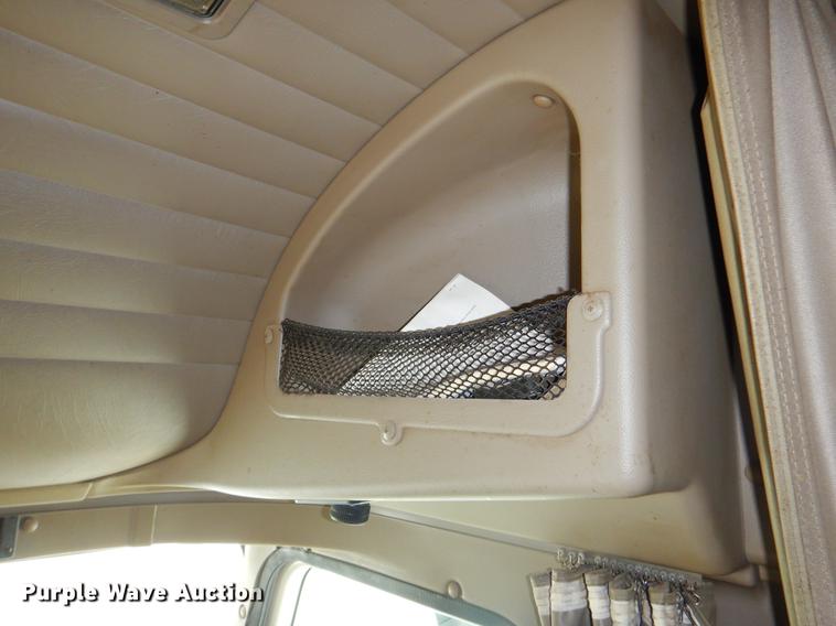 image for item EO9652 2007 International 9400i semi truck