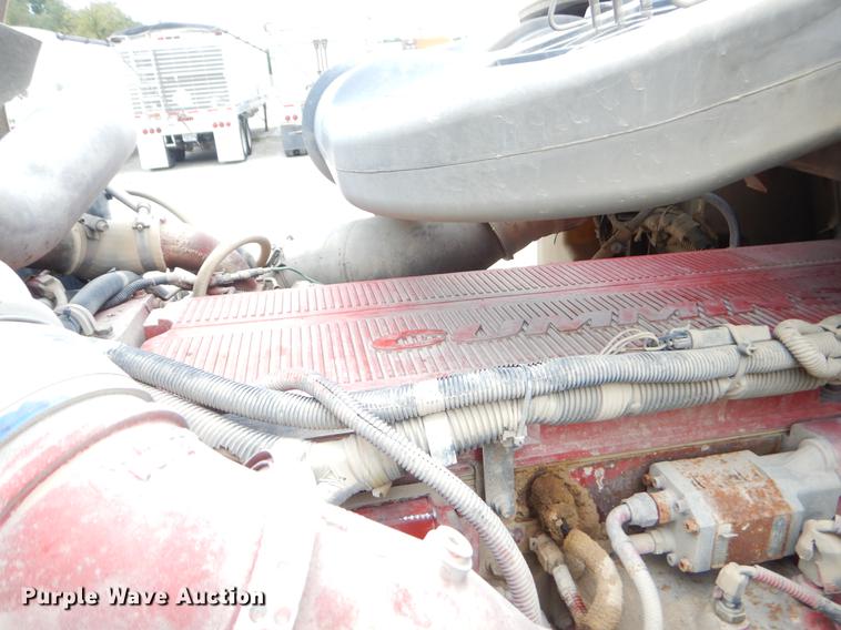 image for item EO9652 2007 International 9400i semi truck