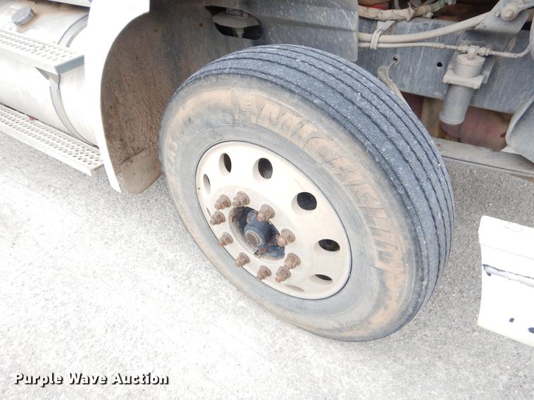 image for item EO9652 2007 International 9400i semi truck