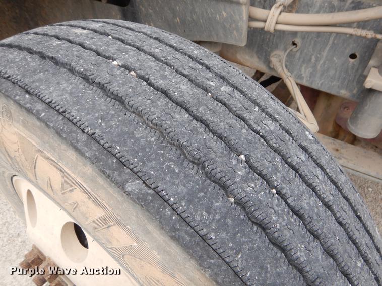 image for item EO9652 2007 International 9400i semi truck