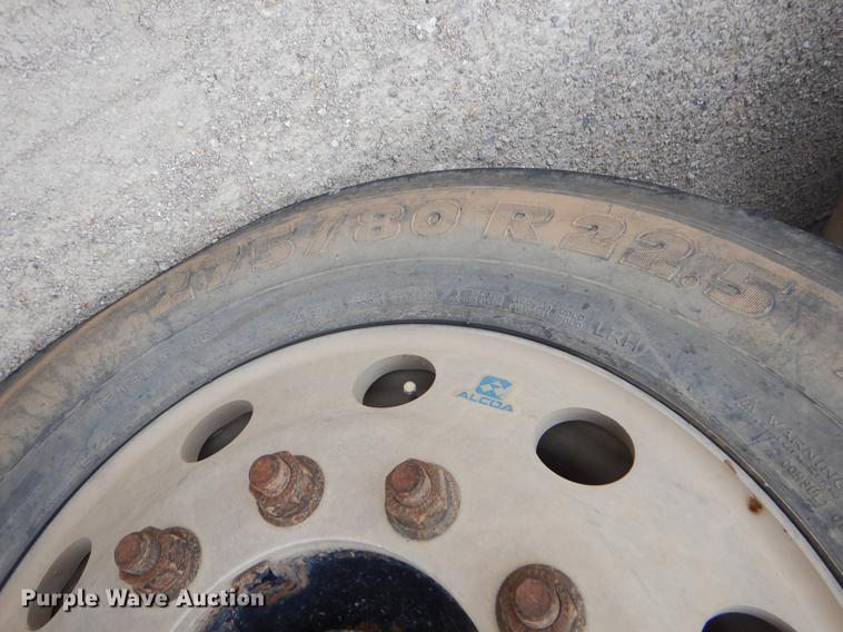 image for item EO9652 2007 International 9400i semi truck